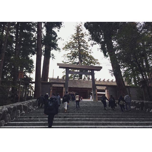 お伊勢参り5年ぶりの伊勢神宮神社は鳥居を境に神聖な領域に入っていく時の感覚が好きです。その中でも伊勢神宮はやっぱり特別な場所。ありがたやありがたや。#伊勢神宮#お伊勢さん#isejingu#三重#一隅を照らす#照terasu @sa10ca.k http://terasu-seiho.com/#彫刻#sculpture#日本画#japanesepainting#截金#kirikane#cutgoldleafing#伝統#traditional#仏教美術#buddhistart#family#japan#japanesestories#art_we_inspire#芸術#美術